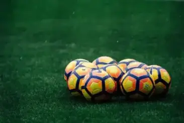 Bolas de futebol no relvado