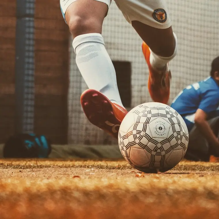 Jogador a disputar a bola num lance de jogo