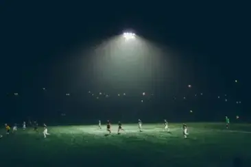 Jogo noturno num estádio sob os holofotes